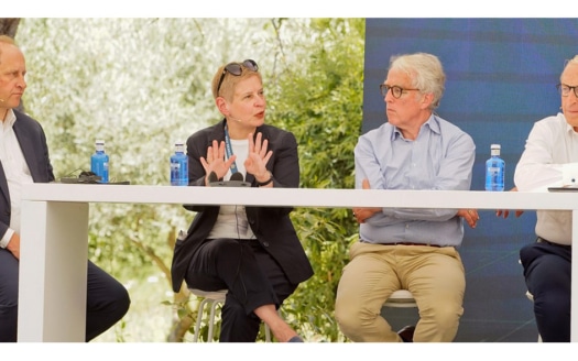 Menschen bei einer Podiumsdiskussion