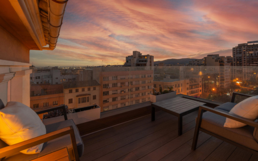 P-3864 Designer Duplex Penthouse in Palma mit gr. Terrasse, beeindruckendem Lichtdesign und Meerblick