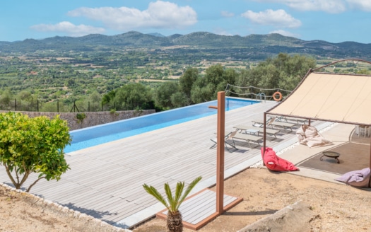 F-4701 Villa in Manacor mit Infinity Pool und herrlichen Fernblick zum Meer und auf die Berge