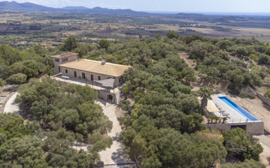 F-4701 Villa in Manacor mit Infinity Pool und herrlichen Fernblick zum Meer und auf die Berge