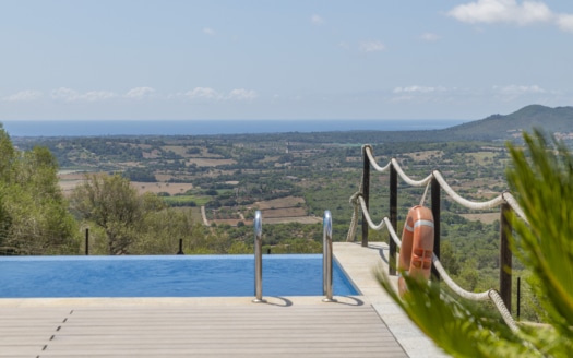 F-4701 Villa in Manacor mit Infinity Pool und herrlichen Fernblick zum Meer und auf die Berge