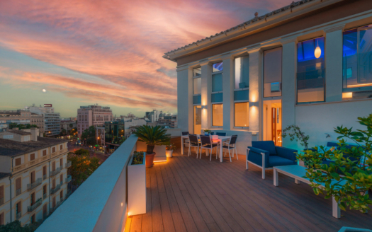 P-3864 Designer Duplex Penthouse in Palma mit gr. Terrasse, beeindruckendem Lichtdesign und Meerblick